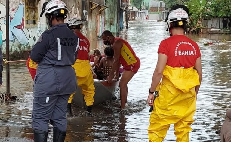 Após chuva forte em Salvador, bombeiros usam barcos para retirar moradores de casas no Bairro da Paz; veja