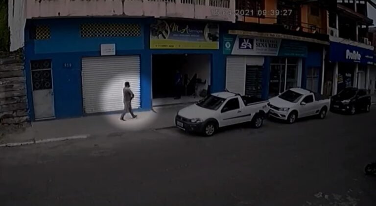 Câmeras de segurança flagram homem roubando carro em Itabuna, sul da Bahia