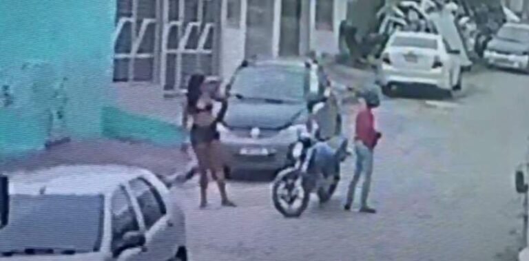 Vídeo mostra execução a tiros de mulher na porta de casa em Feira de Santana