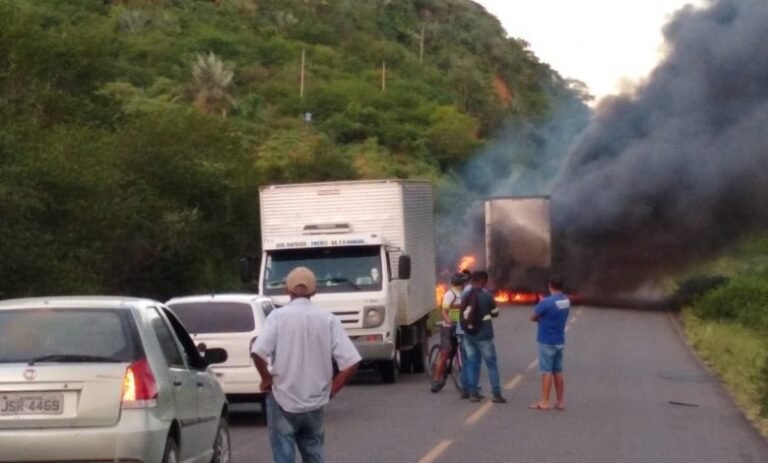 Carreta pega fogo na BR-420 próximo a Santa Inês