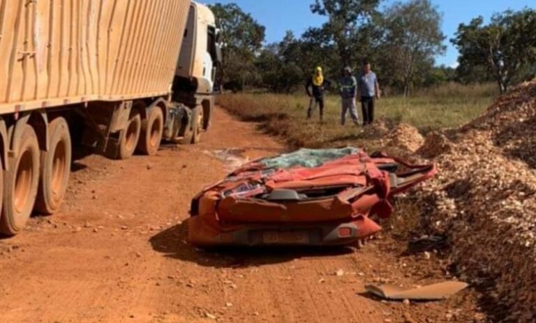 Casal desce do carro para buscar filha minutos antes de carreta tombar e esmagar veículo