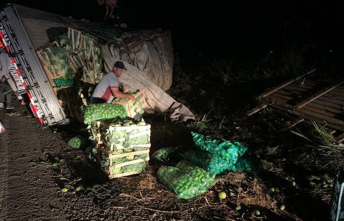 Caminhão transportando carregamento de verduras tomba na BR-420, em Jaguaquara
