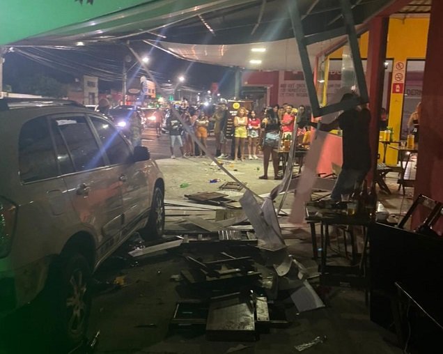 Feira de Santana: Motorista perde o controle de veículo e atropela clientes de bar