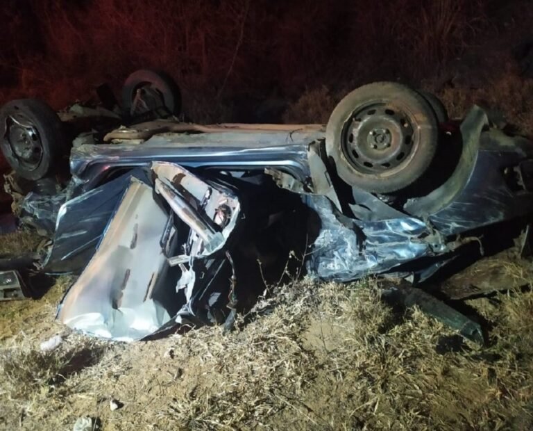 Motorista se envolve em acidente e morre após ser arremessado para fora de carro no interior da Bahia