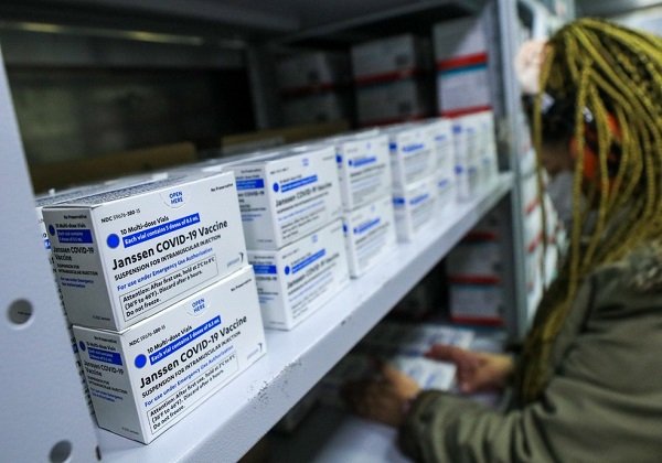 Lote com 3 milhões de doses da vacina da Janssen doados pelos Estados Unidos chega ao Brasil
