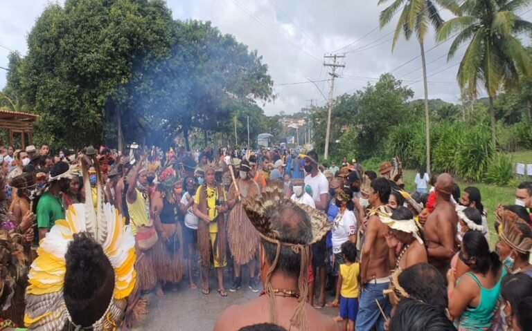 Grupo indígena interdita rodovia no sul da Bahia em mais um dia de protesto contra PL sobre demarcação de terras