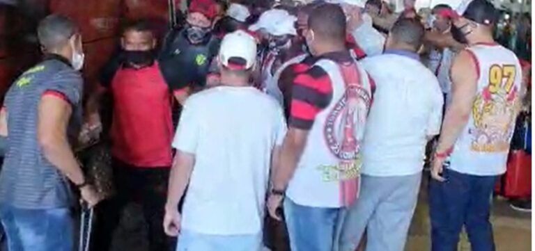 Em protesto, torcedores cercam jogadores do Vitória e provocam confusão no aeroporto