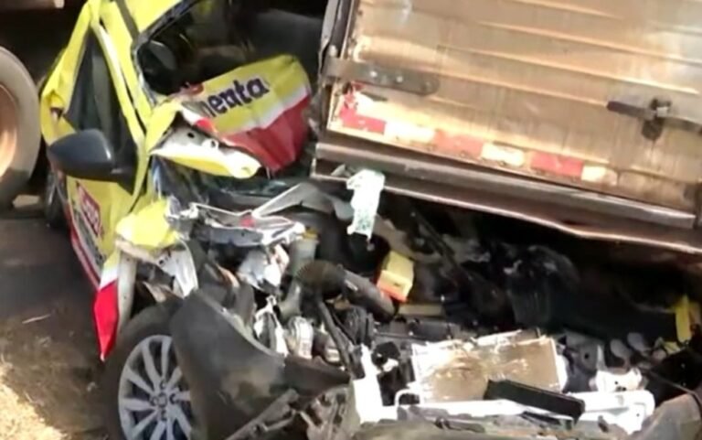 Acidente entre caminhões e carro de passeio deixa veículos destruídos na Bahia