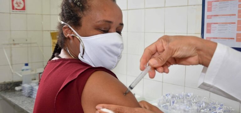 Bahia vacinou 84,4% da população adulta com pelo menos uma dose de vacina contra Covid