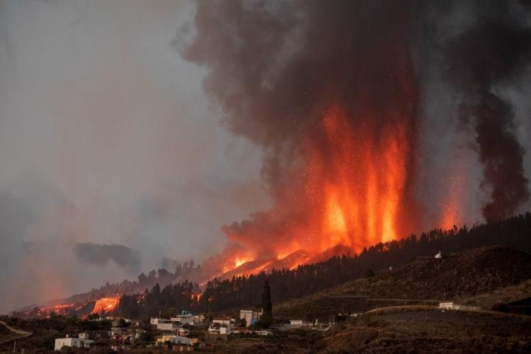 Lava do vulcão nas Canárias destrói casas, mas não há previsão para novas erupções