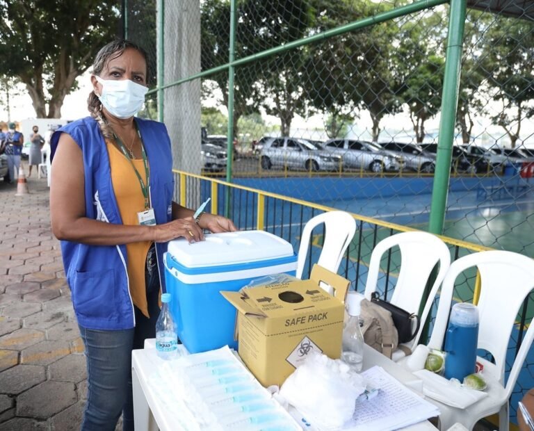 Adolescentes sem comorbidades podem continuar sendo vacinados na Bahia, anuncia Sesab