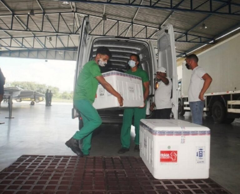 Remessa com novas doses de vacina contra a Covid-19 desembarca em Salvador nesta quinta