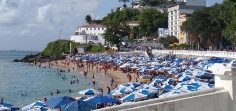 Salvador: homem é assassinado dentro da faixa de areia do Porto da Barra; suspeito fugiu a pé