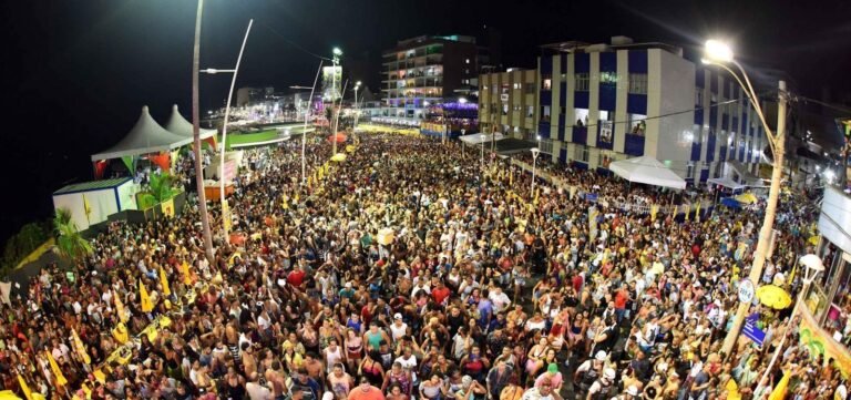 Prefeito prevê anunciar em dezembro decisão sobre Carnaval e fim do uso de máscaras