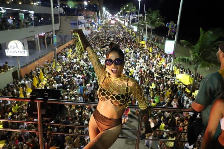 Anitta anuncia ensaio de carnaval em camarote de Salvador