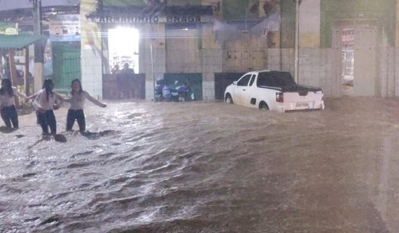 Chuva forte provoca alagamentos em Jaguaquara, tempestade também atingiu outras cidades