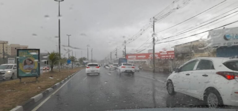 Madrugada é marcada por chuva e ventania em Salvador