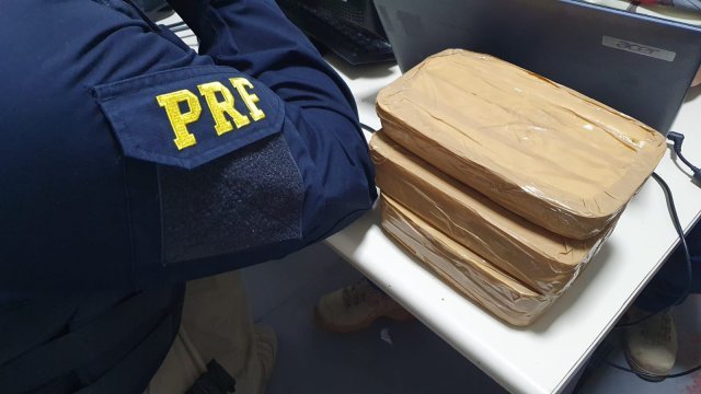 Homem é preso com 3kg de pasta base de cocaína na BR-116, em Feira de Santana