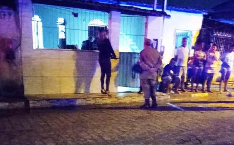 Mulher é morta a tiros dentro de casa em Feira de Santana