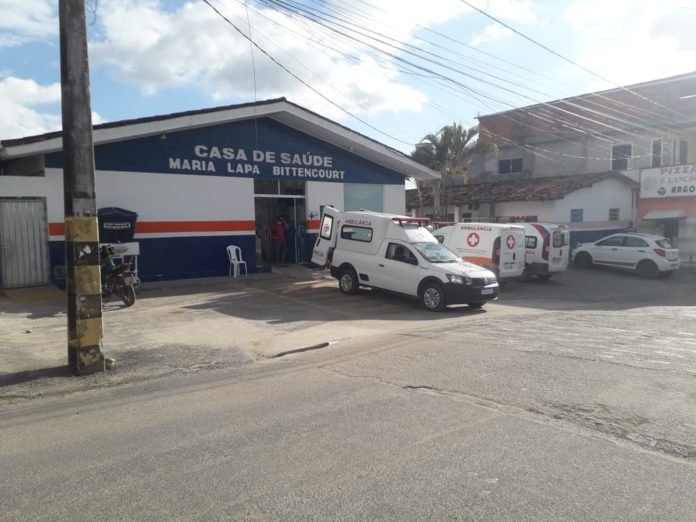Carro da Secretaria de Saúde de Elísio Medrado capota em estrada vicinal do município