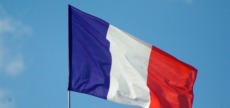 França supera 100 mil casos diários de Covid-19