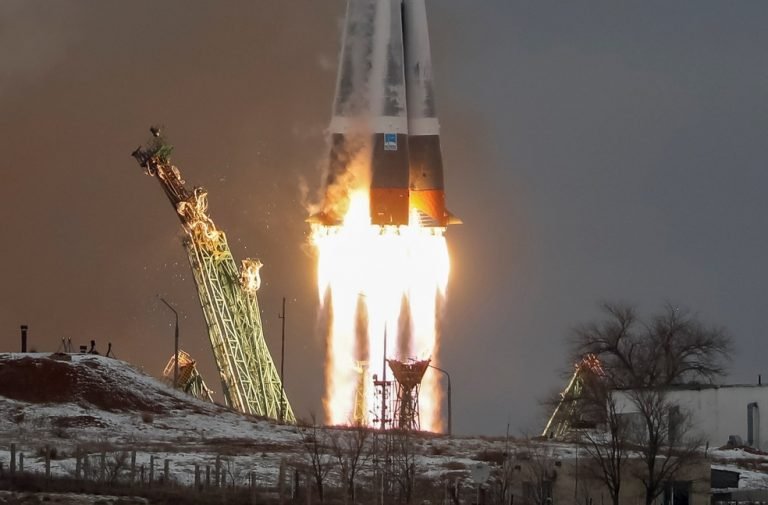 Nave russa Soyuz decola e leva bilionário japonês à Estação Espacial Internacional