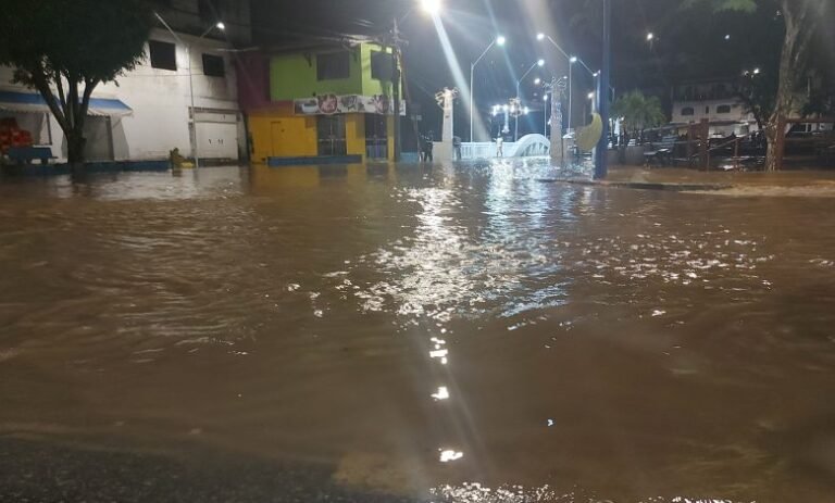 Rio Jiquiriçá alaga ruas de Mutuípe