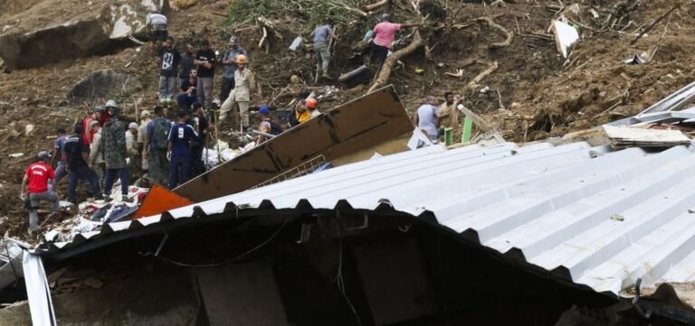 Volta a chover forte em Petrópolis e Defesa Civil aciona sirenes; 113 mortes foram confirmadas