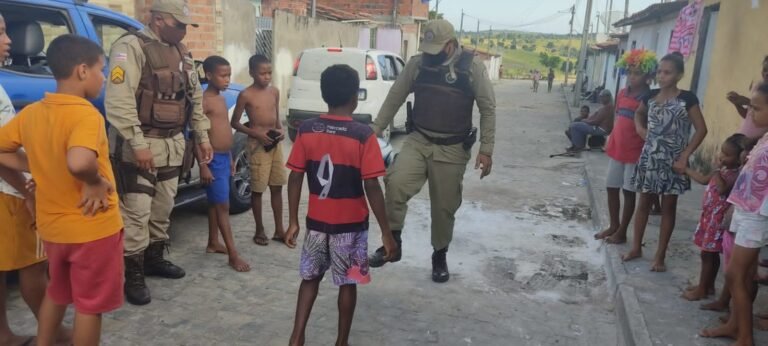 Amargosa: Policiais brincam com crianças após militares comprarem bola nova