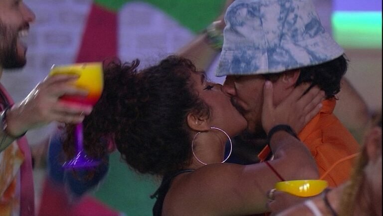 Maria e Eliezer transam embaixo do edredom no BBB 22; vídeo