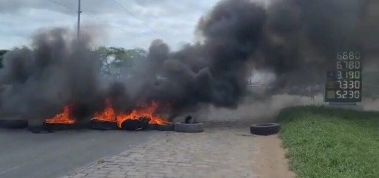 Caminhoneiros fecham anel rodoviário de Feira de Santana em protesto contra o preço dos combustíveis