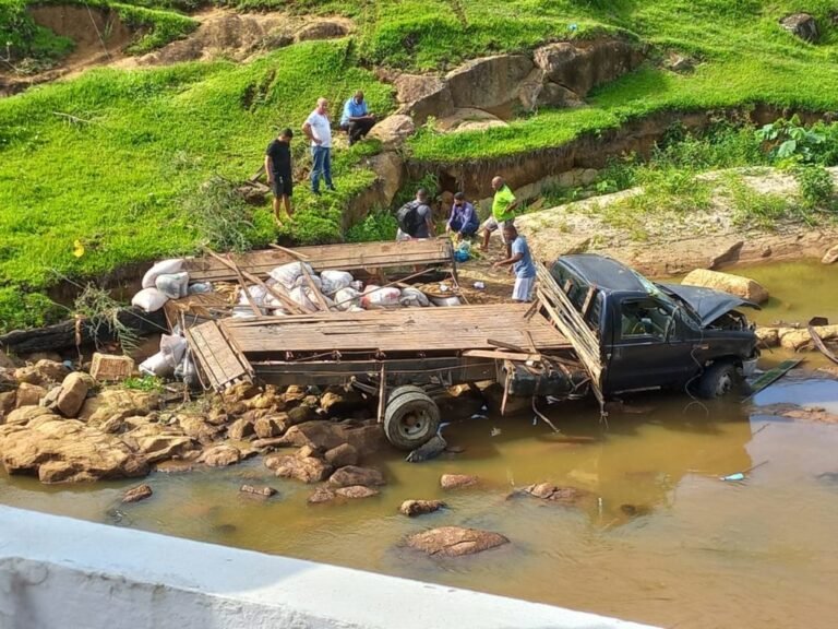 Mutuípe: Caminhão perde força, volta de ré e cai no rio Jiquiriçá, na saída para Amargosa￼