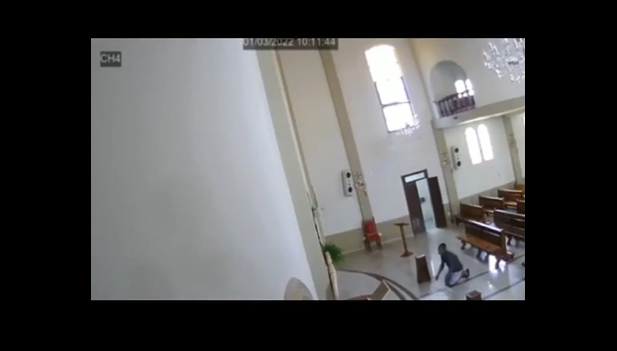 Homem é flagrado rezando antes de furtar igreja; assista