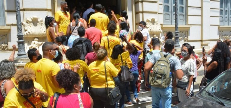Após série de protestos, Feira de Santana estabelece novo piso salarial para professores do município