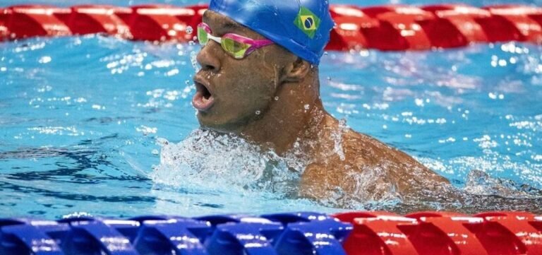 Medalhista paraolímpico, nadador Gabriel Araújo bate recorde mundial