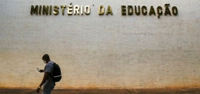 MEC trava liberação de R$ 434 milhões para obras paradas de escolas