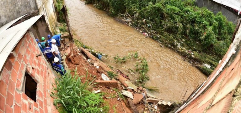 Temporal em Salvador tem oito sirenes acionadas, 200 desalojados e quase toda chuva de abril