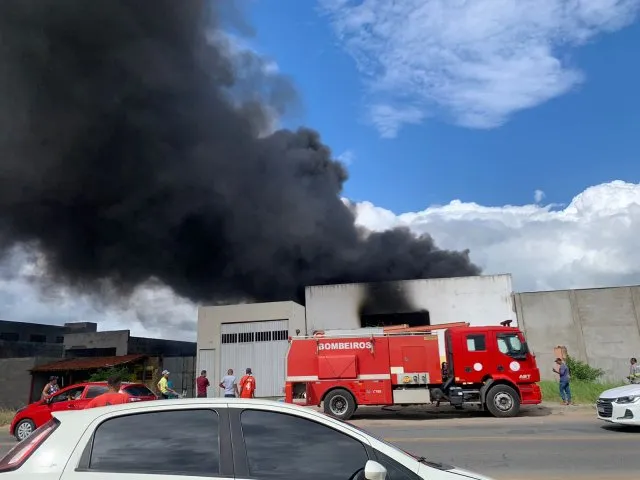 Incêndio atinge fábrica de colchões em Feira de Santana