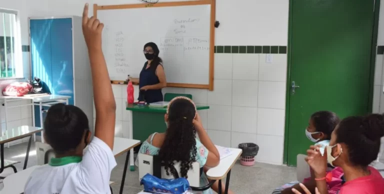 Feira de Santana convoca 317 professores aprovados em Reda