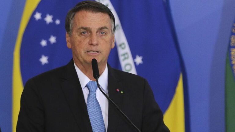 Bolsonaro diz que recebeu “informes” sobre possível prisão do filho￼