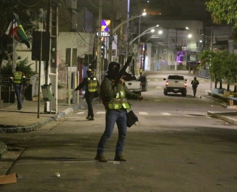 Explosão de banco, queima de veículos e fuga com reféns movimentam a madrugada em Jacobina