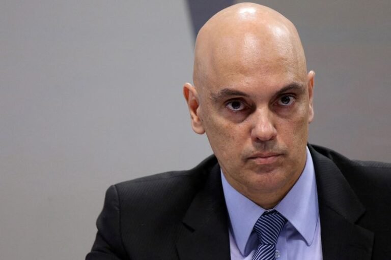 Moraes dá 15 dias para PF fazer novo relatório em inquérito sobre Bolsonaro