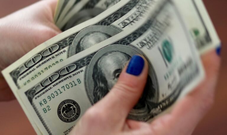 Dólar sobe e encosta em R$ 5,20, com tensões no Oriente Médio; Ibovespa opera em queda