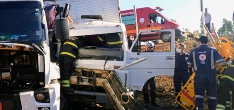 Após acidente, homem fica preso às ferragens de caminhão em cidade da Bahia