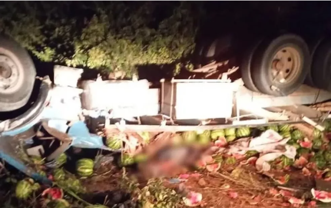 Caminhão capota e deixa quatro mortos na rodovia BA-220