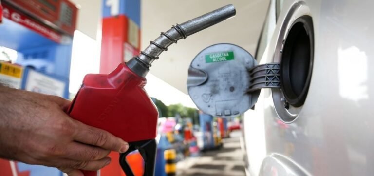 Petrobras reduz preço da gasolina pela primeira vez no ano a partir de quarta