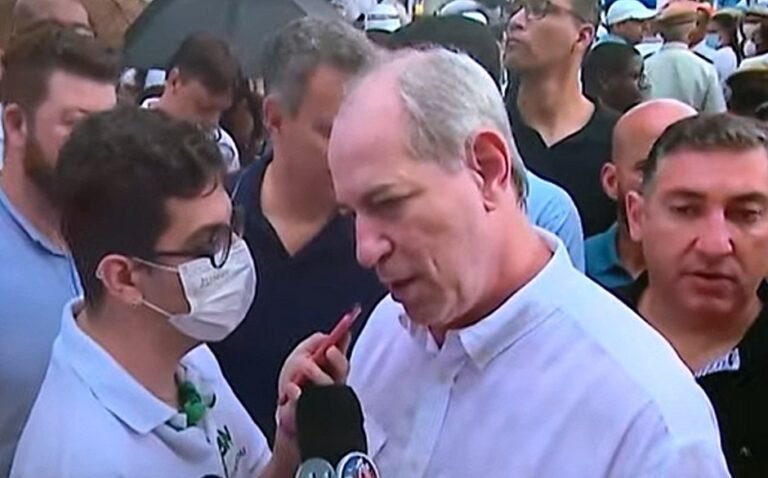 Ciro Gomes chega a cortejo do 2 de Julho acompanhado de ACM Neto