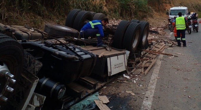 Jaguaquara: Acidente com caminhão transportando cerâmica deixa feridos na Serra do Mutum