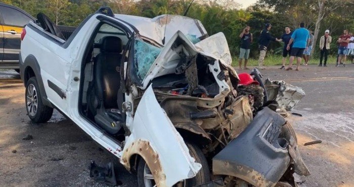 Acidente entre picape e caçamba na rodovia Ilhéus-Itabuna deixa um morto e outro ferido