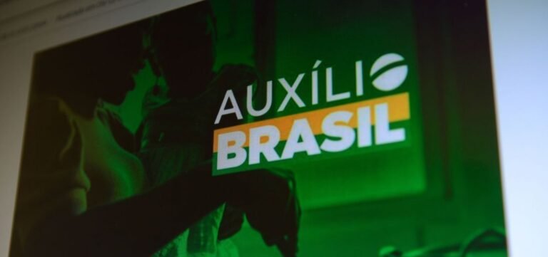 Bolsonaro propõe Auxílio Brasil de R$ 405 em 2023